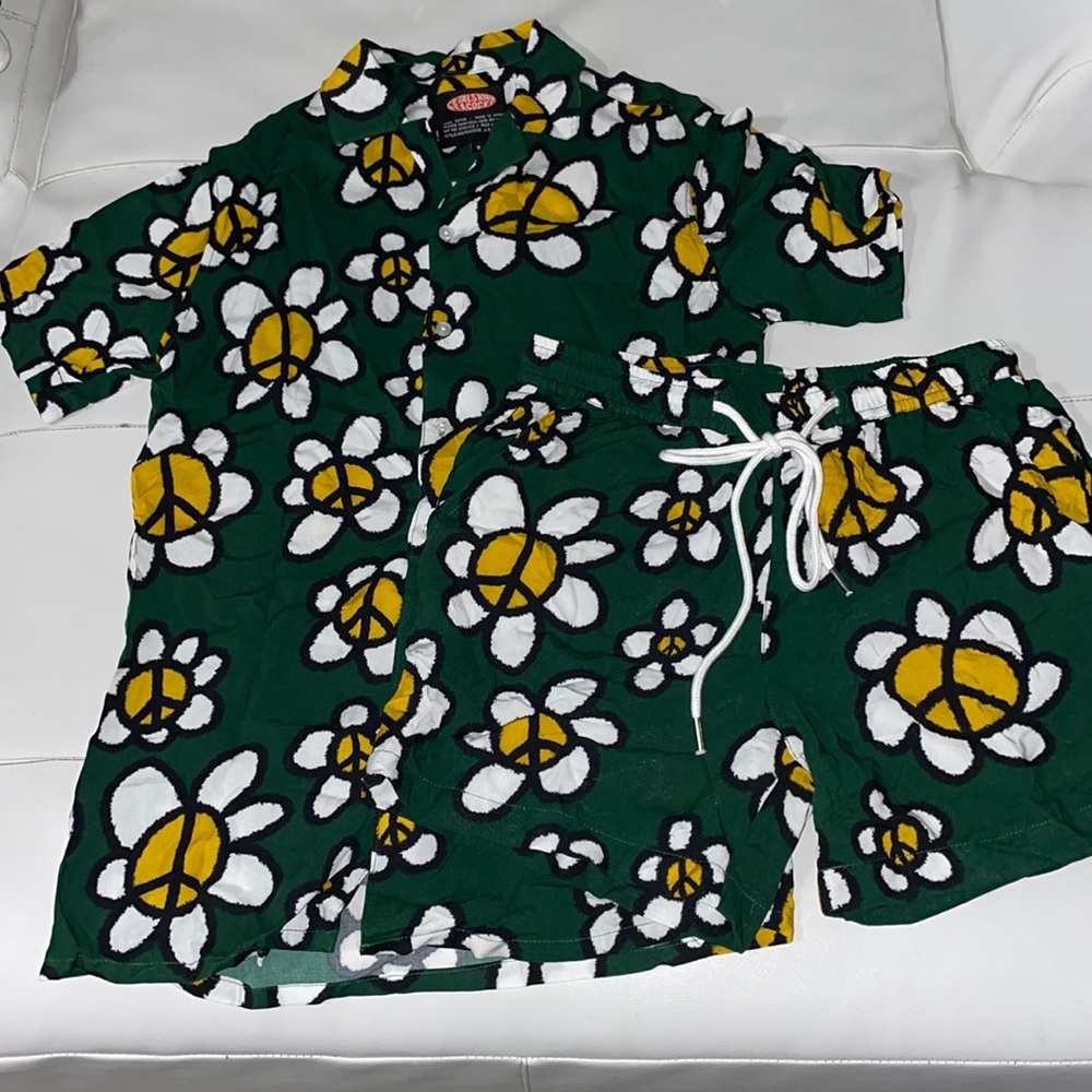 Peace & Petals Vacation Shirt & shorts green coord set
PETALS AND PEACOCKS small